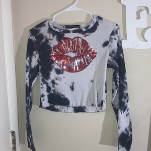 Red lips black and white long sleeve crop top